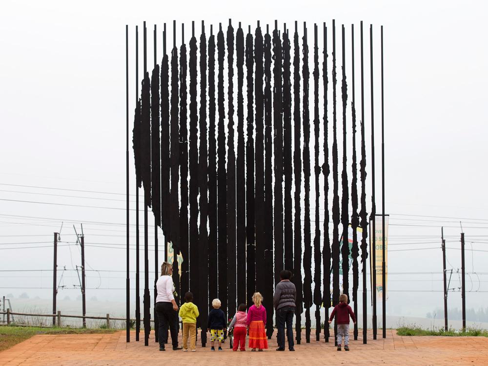 Internazionale's tweet photo. Il Sudafrica ricorda Nelson Mandela. http://t.co/rRZXDtTZVs http://t.co/dTmVUAiwhJ