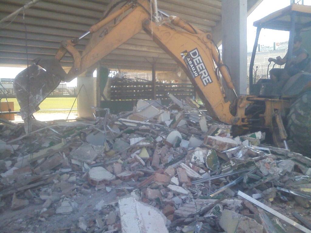 ClubDefensayJus's tweet photo. Defensa sigue creciendo, ya demolieron los viejos vestuarios http://t.co/yO6QdopSgy