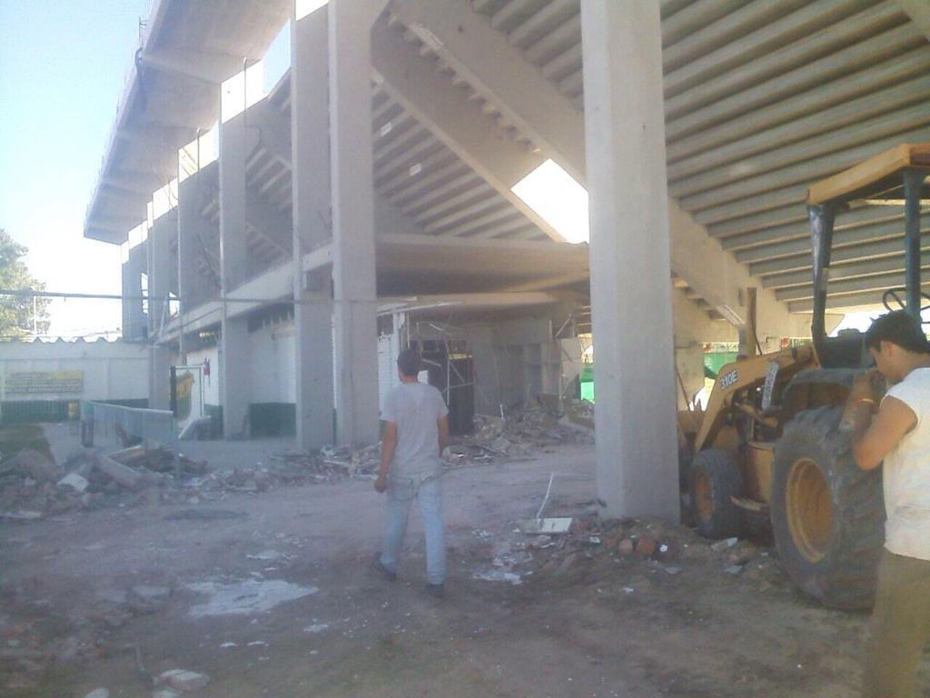 ClubDefensayJus's tweet photo. Defensa sigue creciendo, ya demolieron los viejos vestuarios http://t.co/yO6QdopSgy