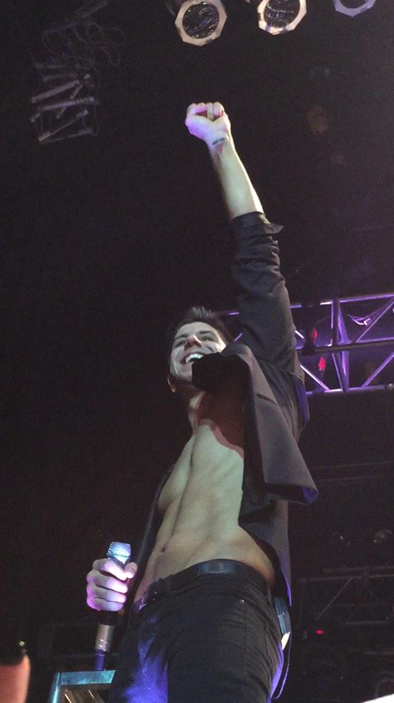 akhuynh's tweet photo. I will forever be in love with that smile. ❤️❤️ #TheWideAwakeTour @OfficialSoMo ✊✋😄 http://t.co/oYU9bkvak3
