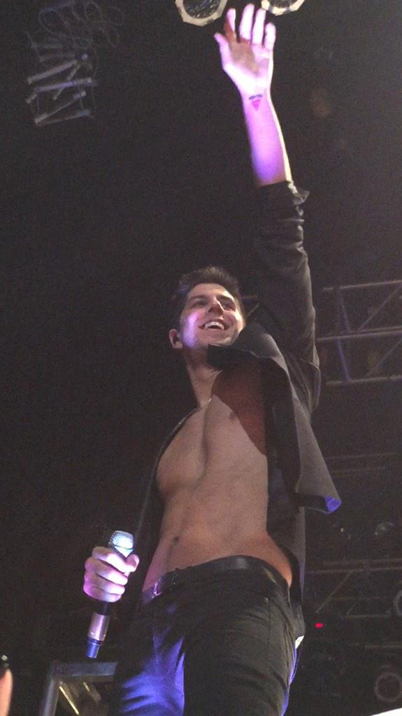 akhuynh's tweet photo. I will forever be in love with that smile. ❤️❤️ #TheWideAwakeTour @OfficialSoMo ✊✋😄 http://t.co/oYU9bkvak3