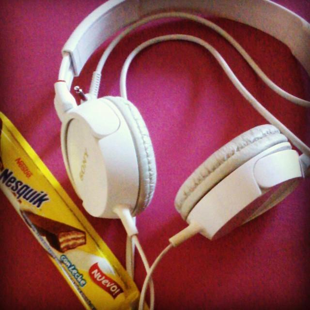 DanielRmos's tweet photo. Listo. Me tranquilizo. 🍫🍫 #EstoEsVida #Holidays  #Vacaciones #Musica #Nesquik #Chocolate #Auriculares http://t.co/X46M0wBb06