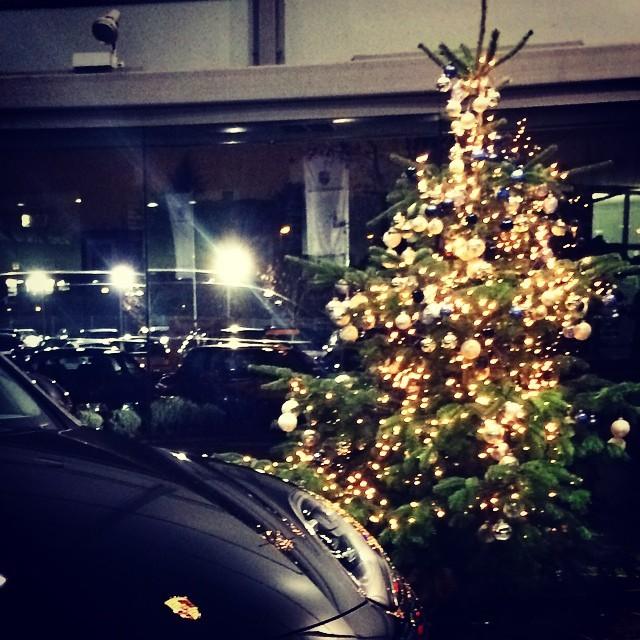 Samuel_vel_'s tweet photo. Es #weihnachtet sehr im #porschezentrum!
#merrychritsmas #porsche #cayenne #christmastree http://t.co/MnN3fdcJHq