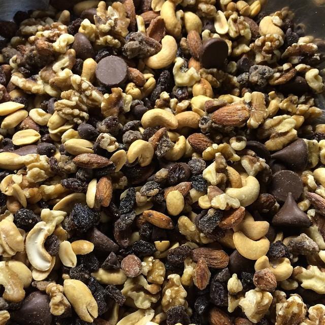 Samuel_vel_'s tweet photo. #holiday #nut #mix #walnut #cashew #peanut #raisin #almond #kisses #chocolate #chips #spicy #butter #cinnamon #ca... http://t.co/OjjWeKRHhq