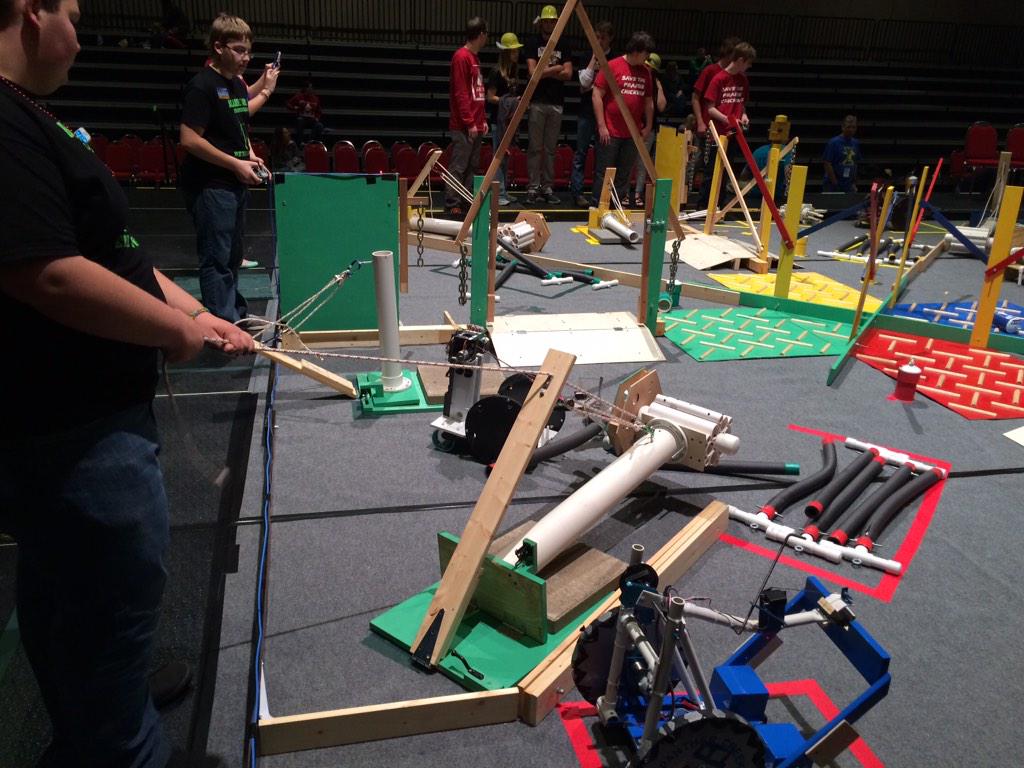 LuckyRobotics's tweet image. Team practice on the Game Day Field. T minus 18 hours until Game Day. 😁 #RegionalsBEST #BladeRunner
