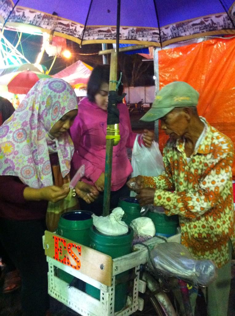 Besok kalo pas maen ke Sekaten dan liat mbah ini jualan, monggo dilarisi es lilinnya :')