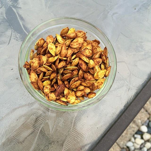 C_Fernandez__'s tweet photo. #nofilter #organic #acornsquash #seeds #sogood mad at myself for all the seeds I've thrown away prior to learning... http://t.co/5tSrWKj072