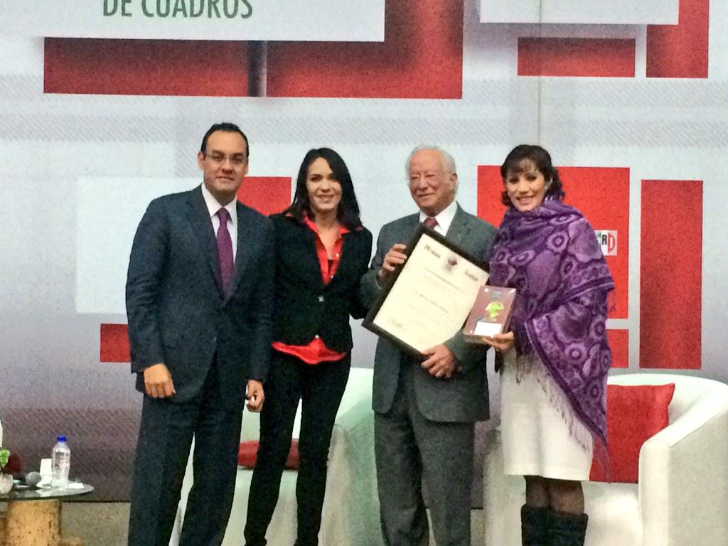 <a href="/DuniaLudlow/">Dunia Ludlow</a>: Agradezco a Alberto Esteva pdte <a href="/SMovimiento/">SociedadenMovimiento</a>  x su participación en @ENC_ICADEP   <a href="/albertonunez33/">ALBERTO NÚÑEZ E.</a>