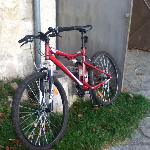 GilbertSlgd's tweet photo. Mon velo !!! #velo #cyclisme #sport #sports #loisir #fun #rockrider #styler #swag #fitness #cycliste #deporte http://t.co/CbOniqvvgi