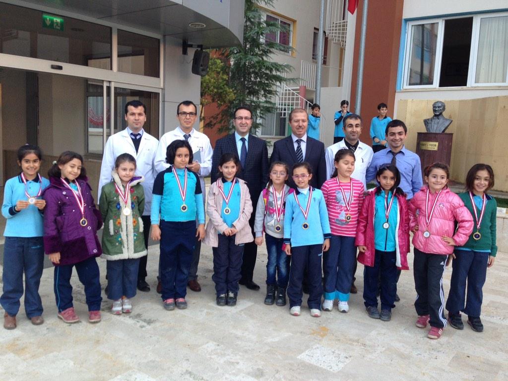 Ellerinin hamuruyla erkek işine karıştılar ve kızlar futbol turnuvası şampiyonu oldular😊
 Bravo 3-C👏👏👏