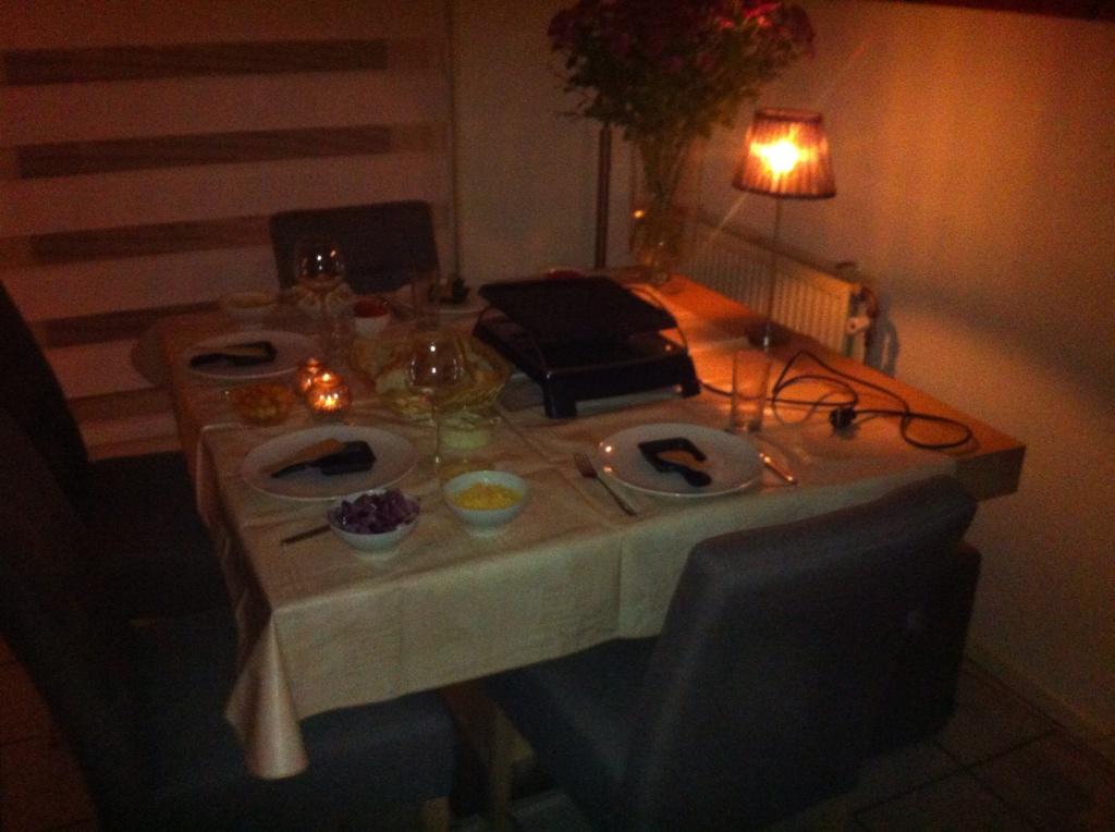 MennovdBorg's tweet photo. @Sinterklaas er zat voor ieder gezinslid wat in de schoen, daarna gezellig gourmetten ! http://t.co/7t5D2DycNe