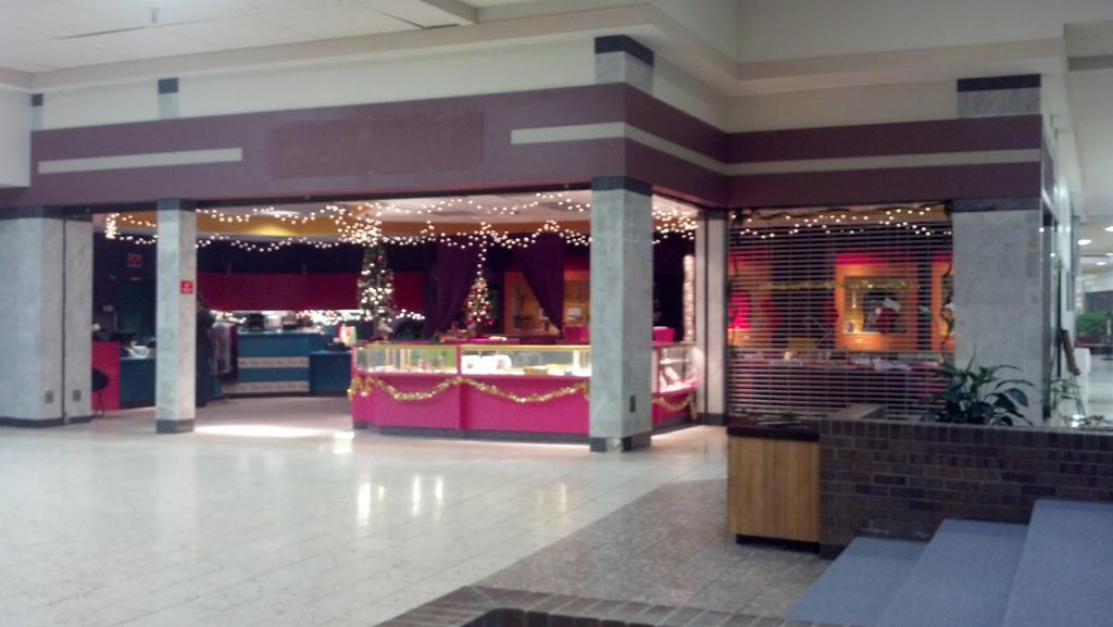 SSMallAberdeen's tweet photo. Look at our beautiful new store!  Phoenix Fire our new novelty gift shop! http://t.co/UqUZIaC0Ed