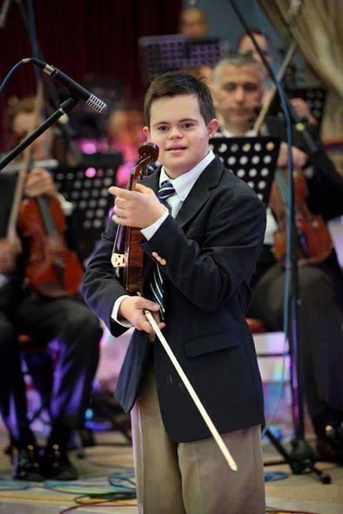 _Paisajes_'s tweet photo. Emmanuel de 13 años, habla inglés, español y francés, toca el violín y tiene Síndrome de Down. Un gran ejemplo. http://t.co/kAIVFJpew5