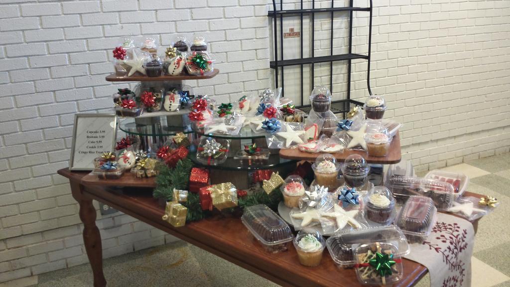 KalVic23's tweet photo. Don't forget to grab something sweet at the sweets table at @cobeys food court at @Arlingtonpark . http://t.co/o3BcivPV93