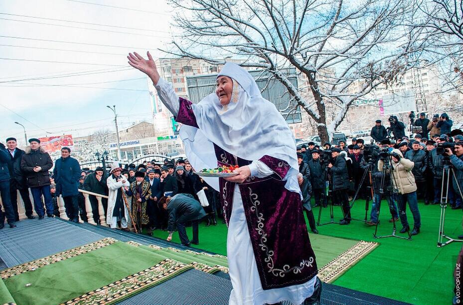 فرحة مسنة كازاخستانية بعد تحويل أكبر كازينو إلى أكبر مسجد في مدينة ألماتي #كازاخستان 

#صورة_اليوم