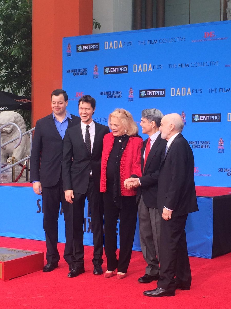 sixdancelessons's tweet photo. Great photo of #GenaRowlands w/ @SimonLMiller, and #ArthurSeidelman at the #HandprintFootprintCeremony this morning! http://t.co/0M1dZqvMs5