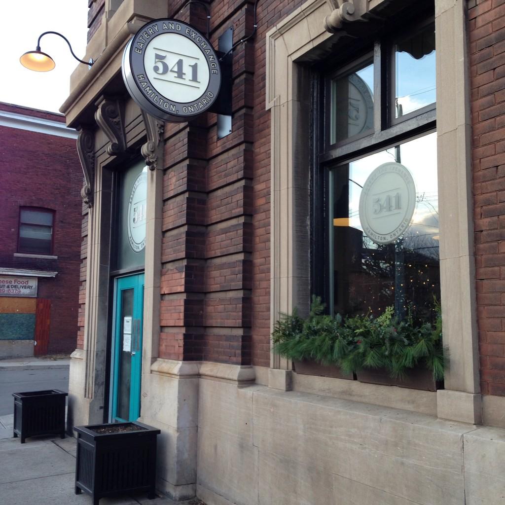 Yummy lunch <a href="/541Barton/">541 Eatery&Exchange</a> #Hamilton w <a href="/GordonNeufeld/">Gordon Neufeld</a>. Love that place! Check it out + buy buttons to pay it forward!