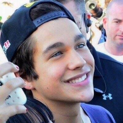 Mar_Mahomie's tweet photo. #GreeceNeedsYouAustin smile..<3 http://t.co/yjlHtCbpHK