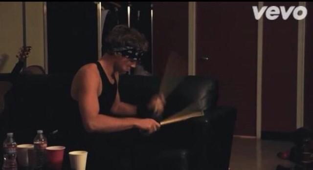 5SecsOfCookies's tweet photo. Learning how to play Instruments with 5SOS #5SOSWILAYLiveVideo http://t.co/gx6L0s5XMV