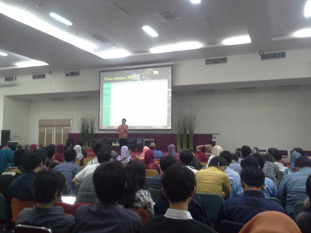 _pemantik's tweet photo. Prnah ad rapat brisi 7 org. 6 org trtangkap, hnya 1 yg bebas, krn ia satu2ny yg mnolak kptusan. Sisanya diam #ACD2014 http://t.co/IYJPWK3VSH