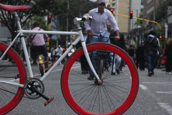 elespectador's tweet photo. A partir del 2015 se implementarán carriles bici-bus en Bogotá  http://t.co/RD2Z0esmLK http://t.co/7CLmwSniVr