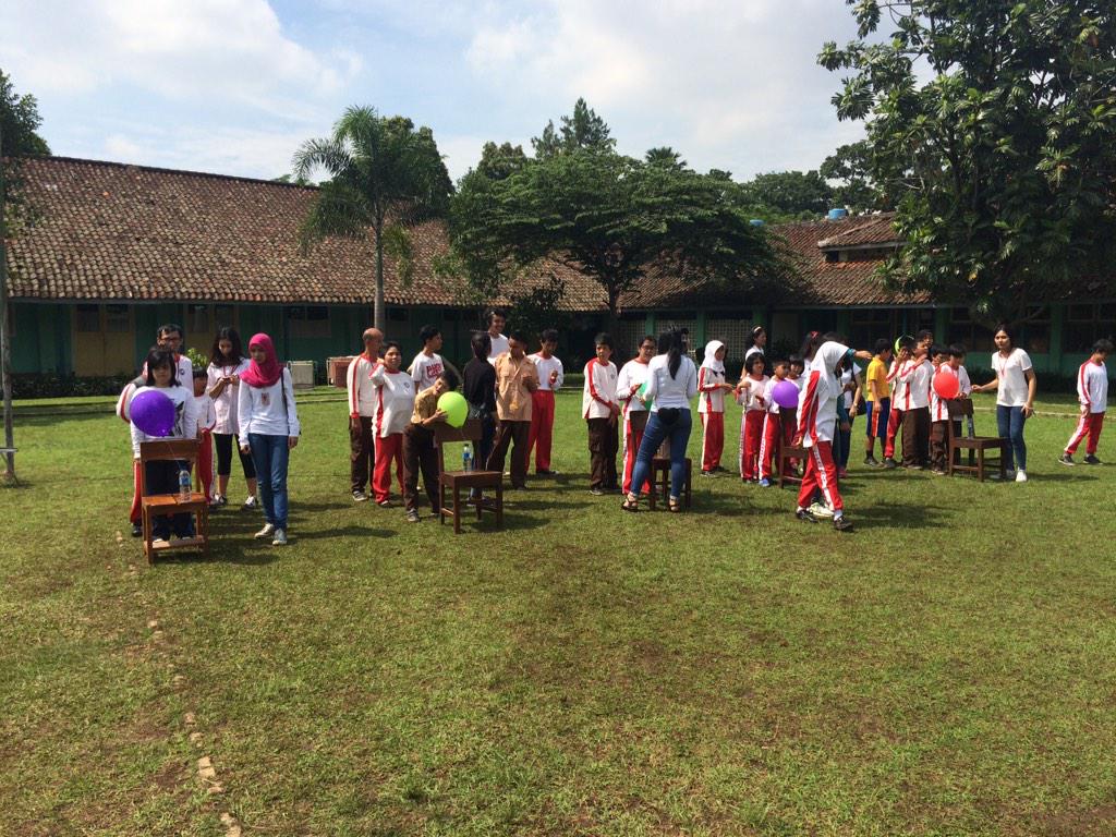 ACSunpad2014's tweet photo. Kita lagi main games lohh pake balon balonn seruu banget kann #alsacare2014 http://t.co/YRo5ni5Knx