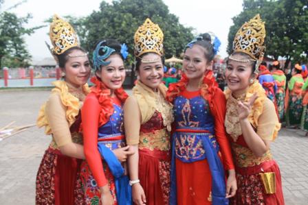 @anggihatori <a href="/GitaNAmalia/">GitaNurAmalia</a> @PutriSafhyra1 <a href="/AuliaZulfaS_/">Adel</a>