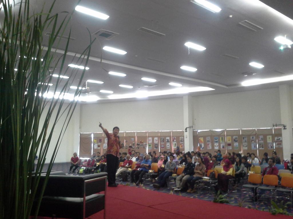 _pemantik's tweet photo. Beliau mengatakan, bhw jk kt berteman dgn koruptor, maka kita bisa menjadi koruptor, bahkan tanpa disengaja. #ACD2014 http://t.co/1c3SAbfwMi