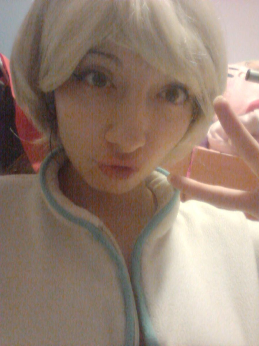 Iammchecazzh's tweet image. Ziah prende parrucche a random e si fa selca in pigiama perchè la vita va vissuta lentamente (?) #selca #kskf