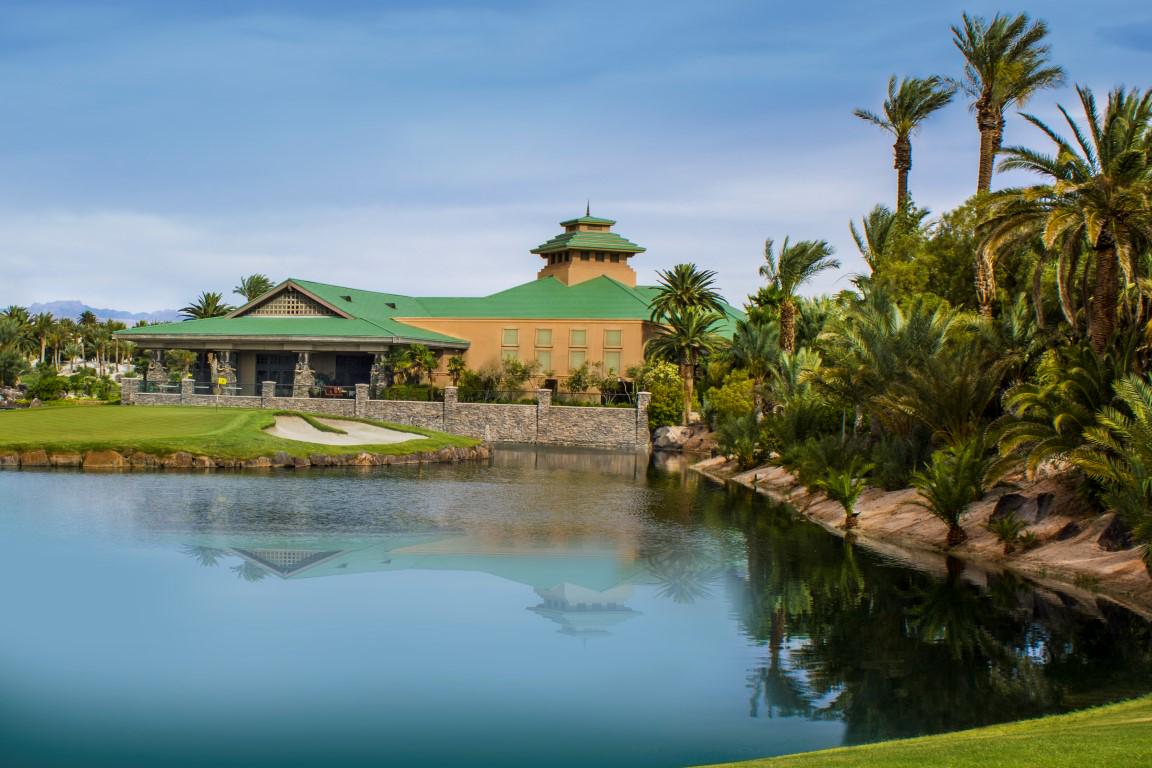 BaliHaiGC's tweet photo. The generous green on No. 16 means you won't lose too many golf balls on this forced carry #vegasgolf #nfrweek http://t.co/P7djQBs2rt