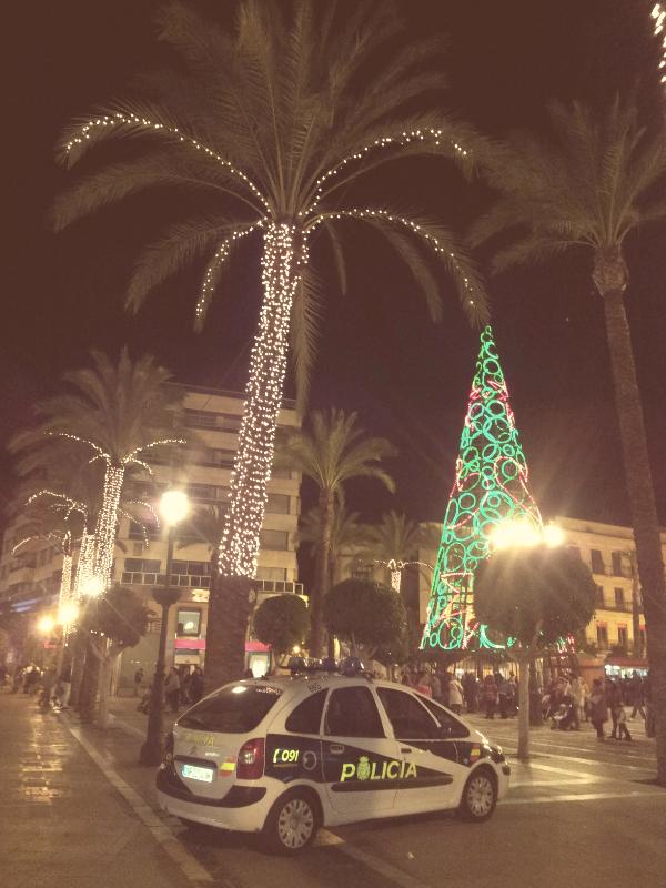 policia's tweet photo. Estamos siempre contigo... ¡Pero vigila tus pertenencias! RT @albgon1: @policia ¡Gracias por estar...!! http://t.co/Zwm02fVA2m