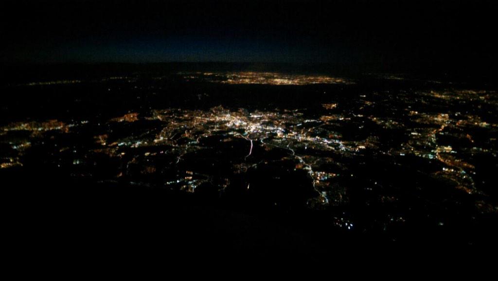 EmbraerDriver's tweet photo. Guess the city #avgeek #pilotview #pilotlife #aviation #uk #embraer #airlinelilot #cockpit #flightdeck #followme http://t.co/KI01Trcmza