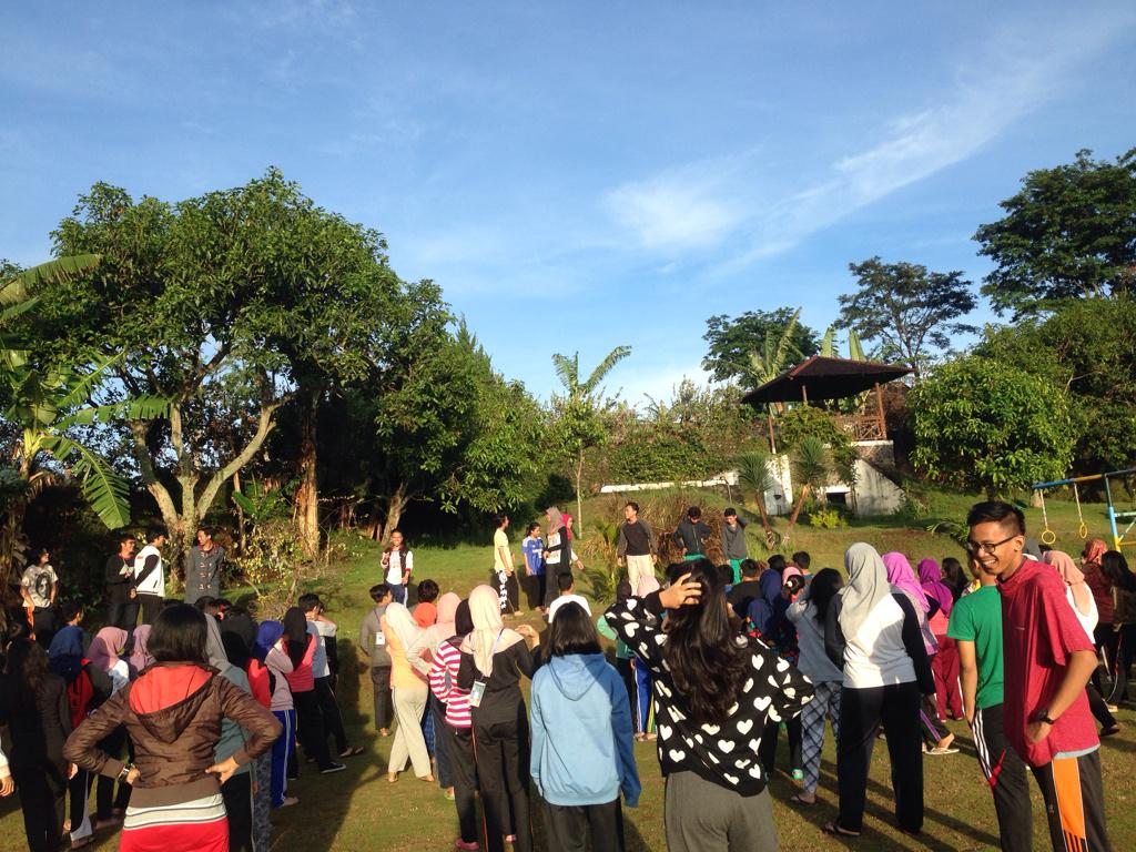 Matriks2014_'s tweet photo. Senam pagi hari ini, semangat dek! :D #matriks2014 #aks1 http://t.co/ee5j8SysbD