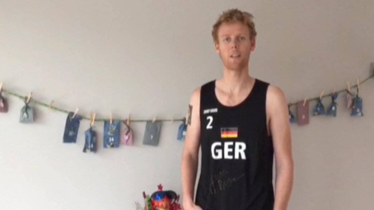 SkySportNews's tweet photo. Die #skytrikotchallenge - Auch Olympiasieger Jonas #Reckermann macht mit: http://t.co/sB4HqGSsaY @Jonas1R #ssnhd http://t.co/ljJTaCtXyZ