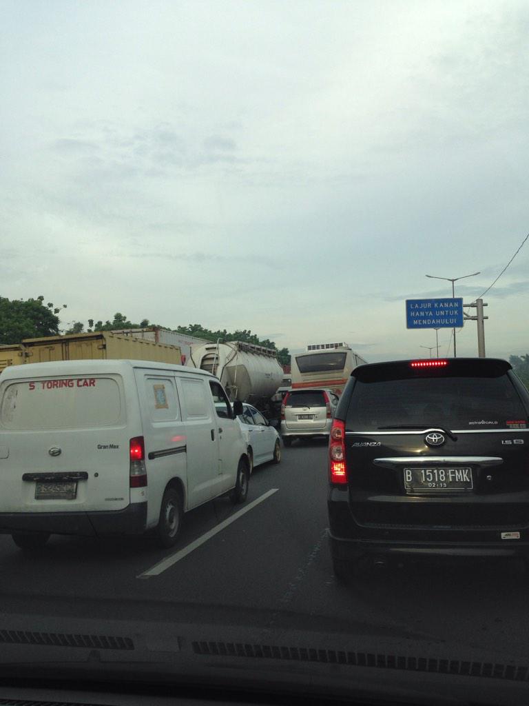 TMCPoldaMetro's tweet photo. 06:22 Imbas penanganan kecelakaan Truk di KM 13, Tol Cikarang arah ke Cawang lalin padat mulai dr KM 16. http://t.co/B41cjGH63s @laurentjsg