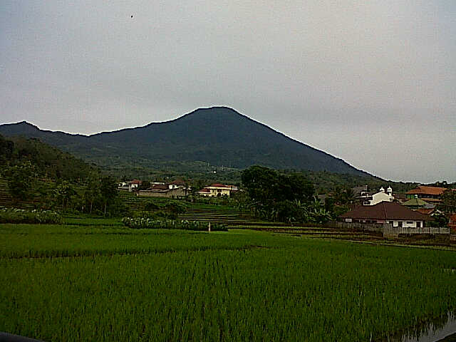 Demega2's tweet photo. Subhanallah indahnya gunung ciremai kapan aku menginjakan kaki di puncak ciremai :D http://t.co/RoCDyIdIMR