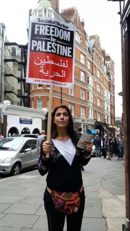 AboodArja13's tweet photo. هند الفايز في لندن حاملة لافتة كتير زلام ما بقدروا يحملوها #اقعدي_يا_هند #اشياء_افضل_من_مجلس_النواب #الاردن #فلسطين http://t.co/rWaCzUa9Hx