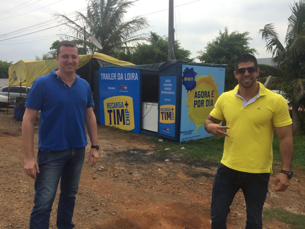 SamMCTSPi's tweet photo. Trailer da Loira na frente da fábrica da Honda em sumaré eh 100% Tim http://t.co/TTOpfi6oFU