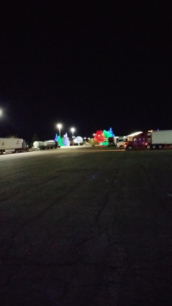 peterblt98's tweet photo. Little America WY nice Xmas spirit http://t.co/jJ7XTly4Mu