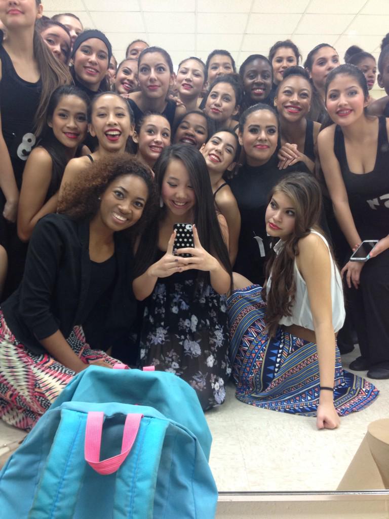 emmithi's tweet photo. Selfies with hopefuls! #tryouts2014 http://t.co/raIvTzifZp