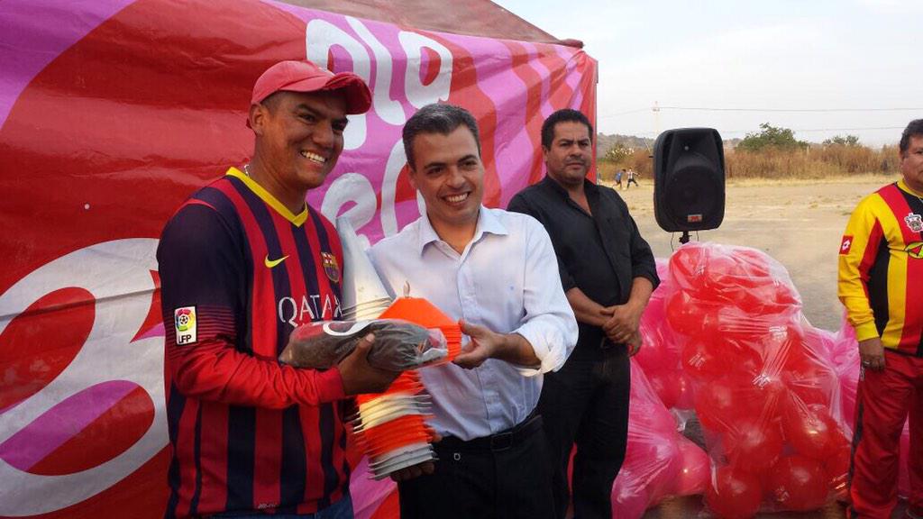OswaldoBanales's tweet image. Acompañando a #amigos y #vecinos en la #preposada del campo de #fútbol de la colonia "San Francisco de la Soledad"