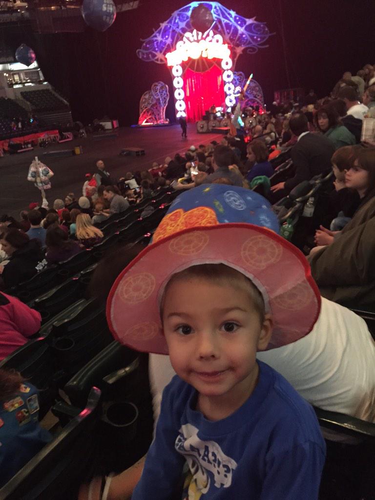 gregnich34's tweet photo. @carinicholson ringmaster Grady http://t.co/BqaAakoygB