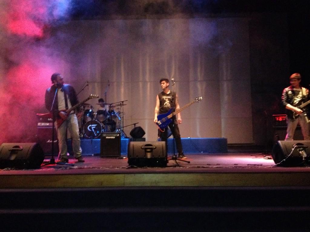 PabloVillaStein's tweet photo. #circulodefuria @Extension_ucm  @futurofm rock chileno y del bueno http://t.co/PnbkzAlpSh