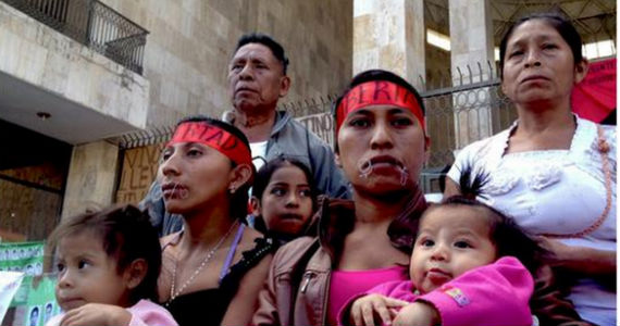 SinEmbargoMX's tweet photo. Un campesino se prende fuego frente al Congreso de Chiapas; antes se cosieron los labios http://t.co/rYUvdJpKvt http://t.co/wxuhaO1fpk