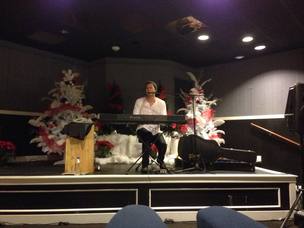 nft_catalyst's tweet photo. .@groove2012 treating us to his beautiful musicmaking at @zappos pop-up shop! #creativweek http://t.co/rDir8k4EYr
