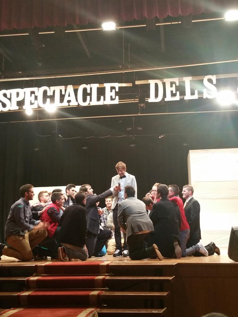 BenifaioCOMUNIC's tweet photo. Gran espectacle dels anys 80 oferit pels @ClavarisDA2015 #Benifaió. http://t.co/IquN6EA5kS