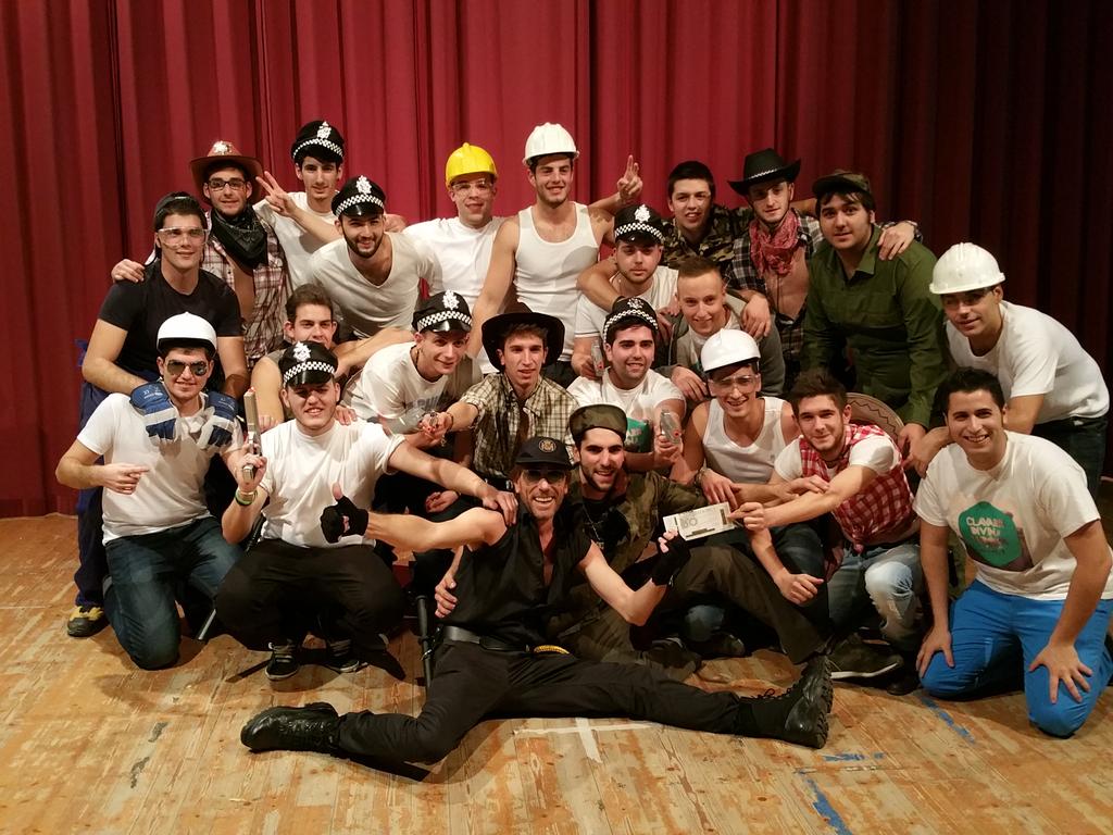 BenifaioCOMUNIC's tweet photo. Gran espectacle dels anys 80 oferit pels @ClavarisDA2015 #Benifaió. http://t.co/IquN6EA5kS
