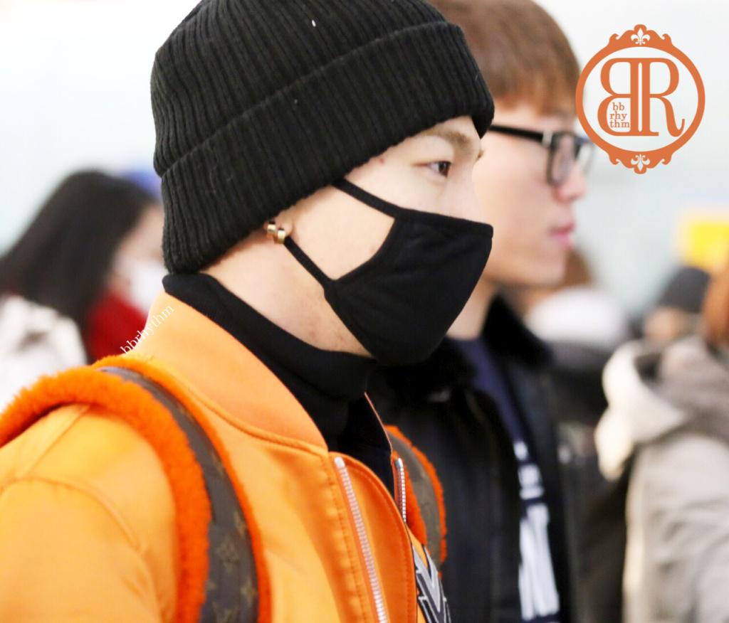 [6/12/14][Pho] Taeyang và Seungri tại sân bay Incheon đến Fukuoka B4If-roCQAAcWSa
