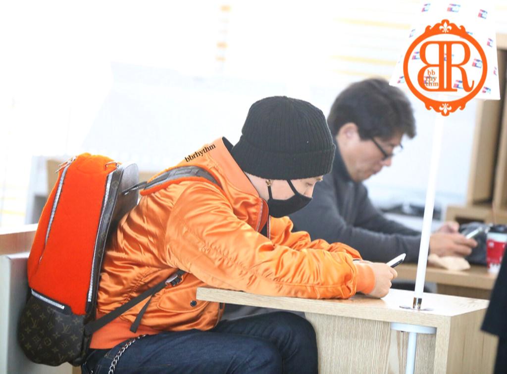 [6/12/14][Pho] Taeyang và Seungri tại sân bay Incheon đến Fukuoka B4IkNkACYAEmiAX