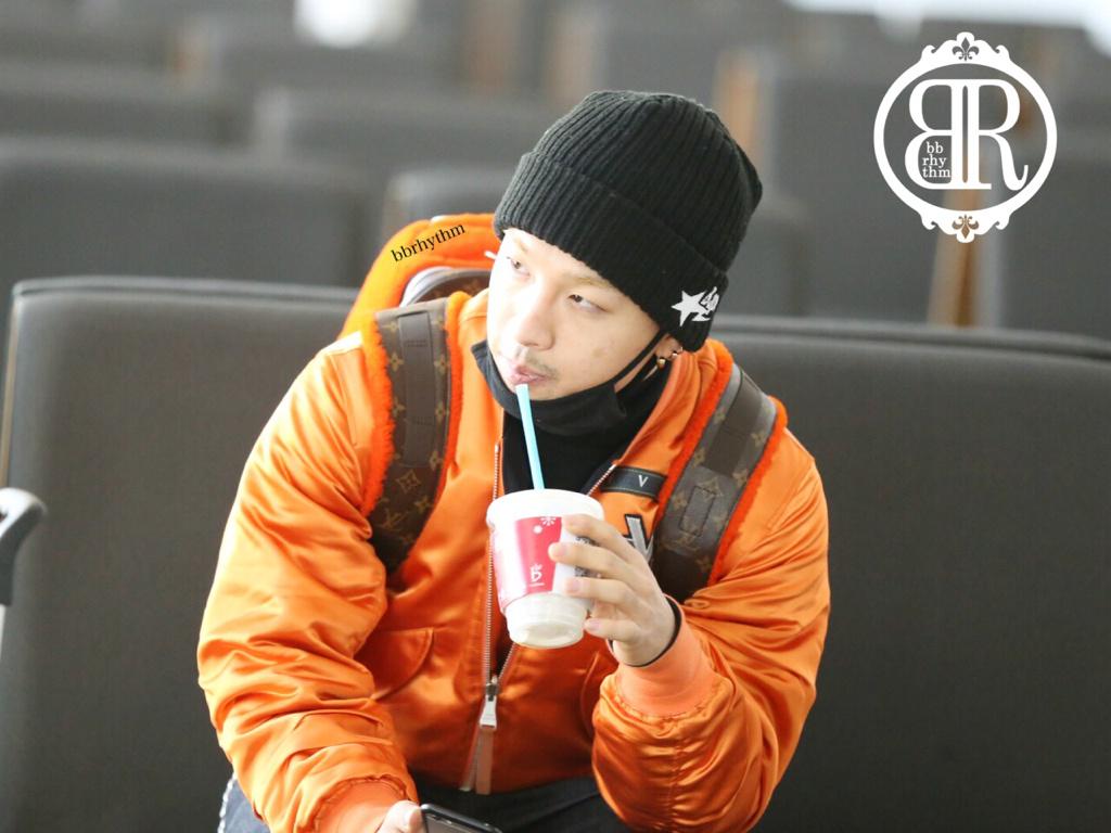 [6/12/14][Pho] Taeyang và Seungri tại sân bay Incheon đến Fukuoka B4IkNkOCEAAkhiP